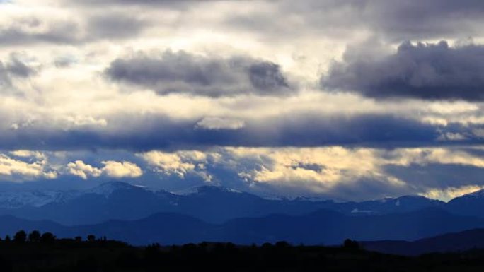 比利牛斯山脉上的暴风雨云高速移动