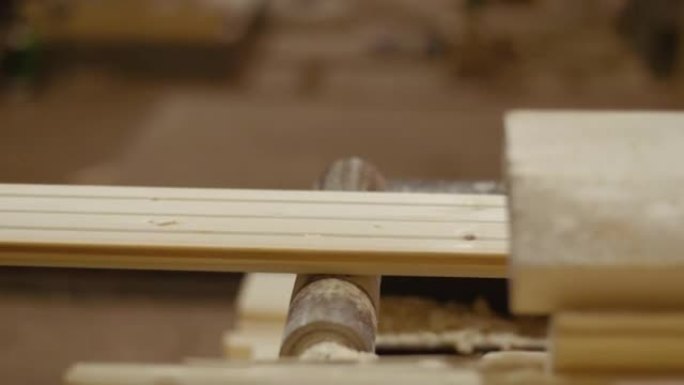 锯木厂的木板滑出木匠加工机