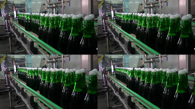 绿色瓶子沿着传送带移动
