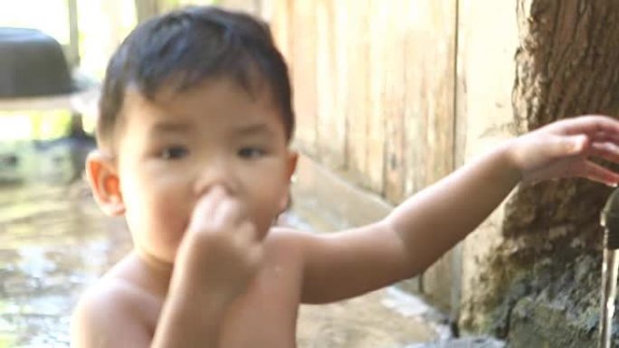泰国儿童玩水，清迈泰国