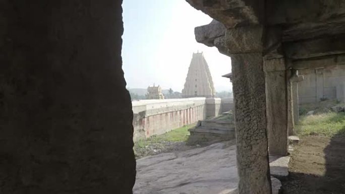 神圣的印度教寺庙建筑群，有柱子和遥远的Virupaksha寺庙