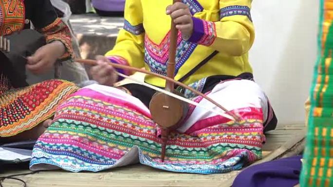 儿童用泰国弓弦乐器演奏音乐。