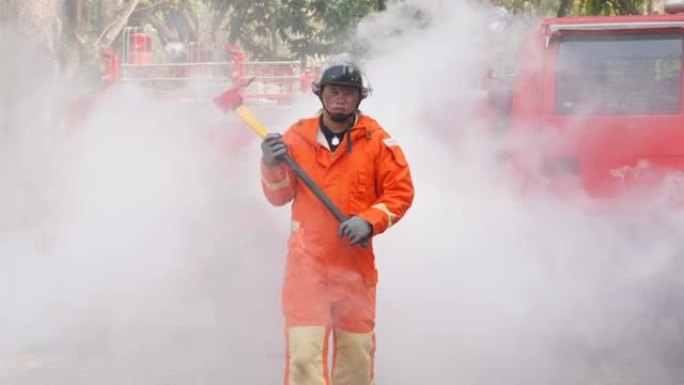 烟雾中的消防员练习
