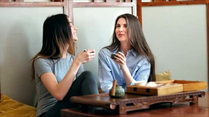 两个漂亮的女朋友在咖啡馆聊天喝茶