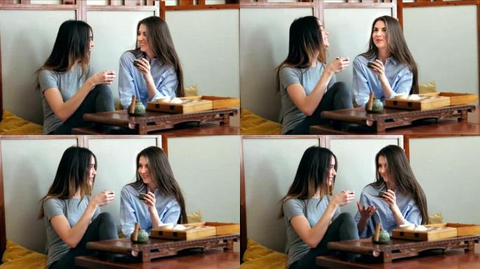 两个漂亮的女朋友在咖啡馆聊天喝茶