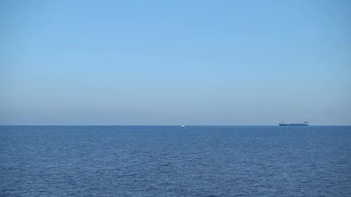 小白游艇和海上的大跨洲船。