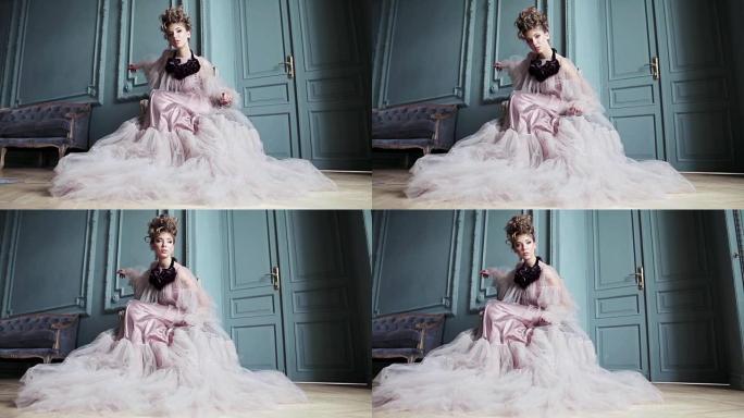 室内粉色连衣裙可爱女士的时尚女性肖像