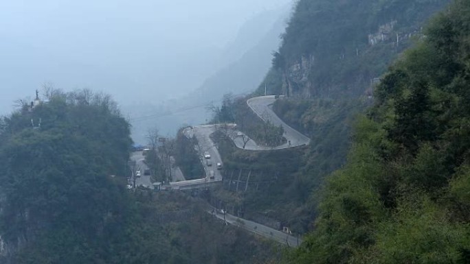 中国湘西陡峭的蜿蜒山路