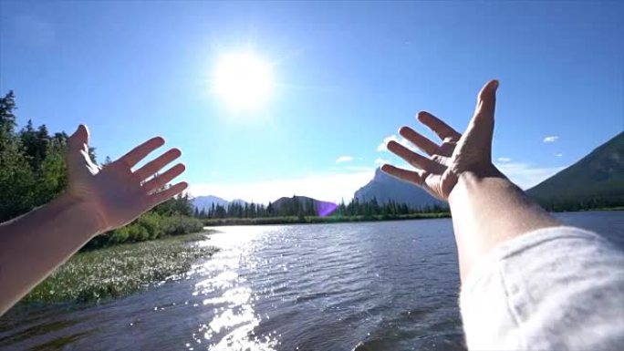 加拿大湖岸双臂伸出的女性个人视角