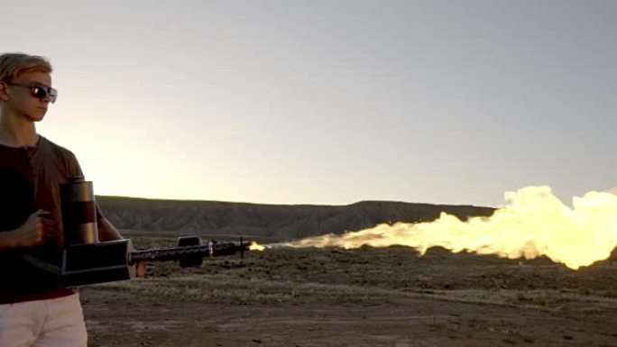 年轻人在沙漠中操作喷火器