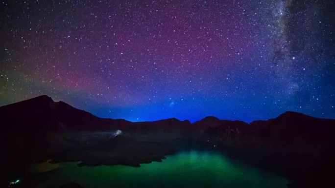 夜空上林贾尼山火山口内塞加拉阿纳克湖上方的银河系。印度尼西亚龙目岛。