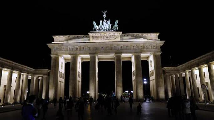 柏林勃兰登堡门夜景，人们在广场散步，德国夜景，柏林