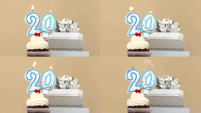 纸杯蛋糕粉彩背景中的20支蜡烛
