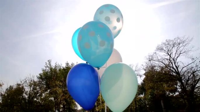 天空中的蓝色气球