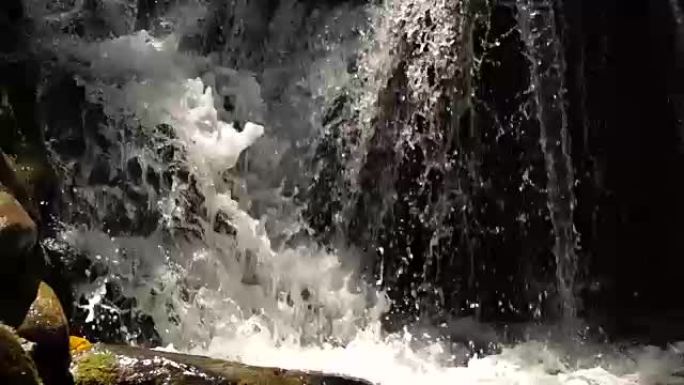 水从河上的岩石中涌出