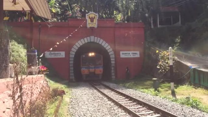通往泰国Lamphun的Khun Tan隧道的铁路是泰国最长的火车隧道