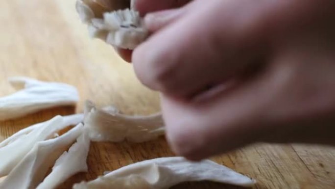 准备牡蛎蘑菇