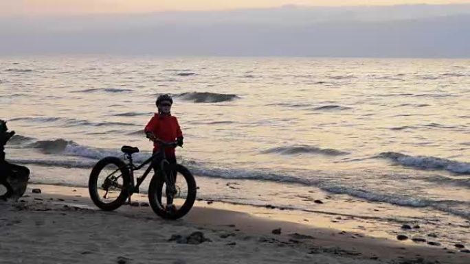 胖自行车在夏天在海滩上行驶时也称为胖自行车或胖轮胎自行车。