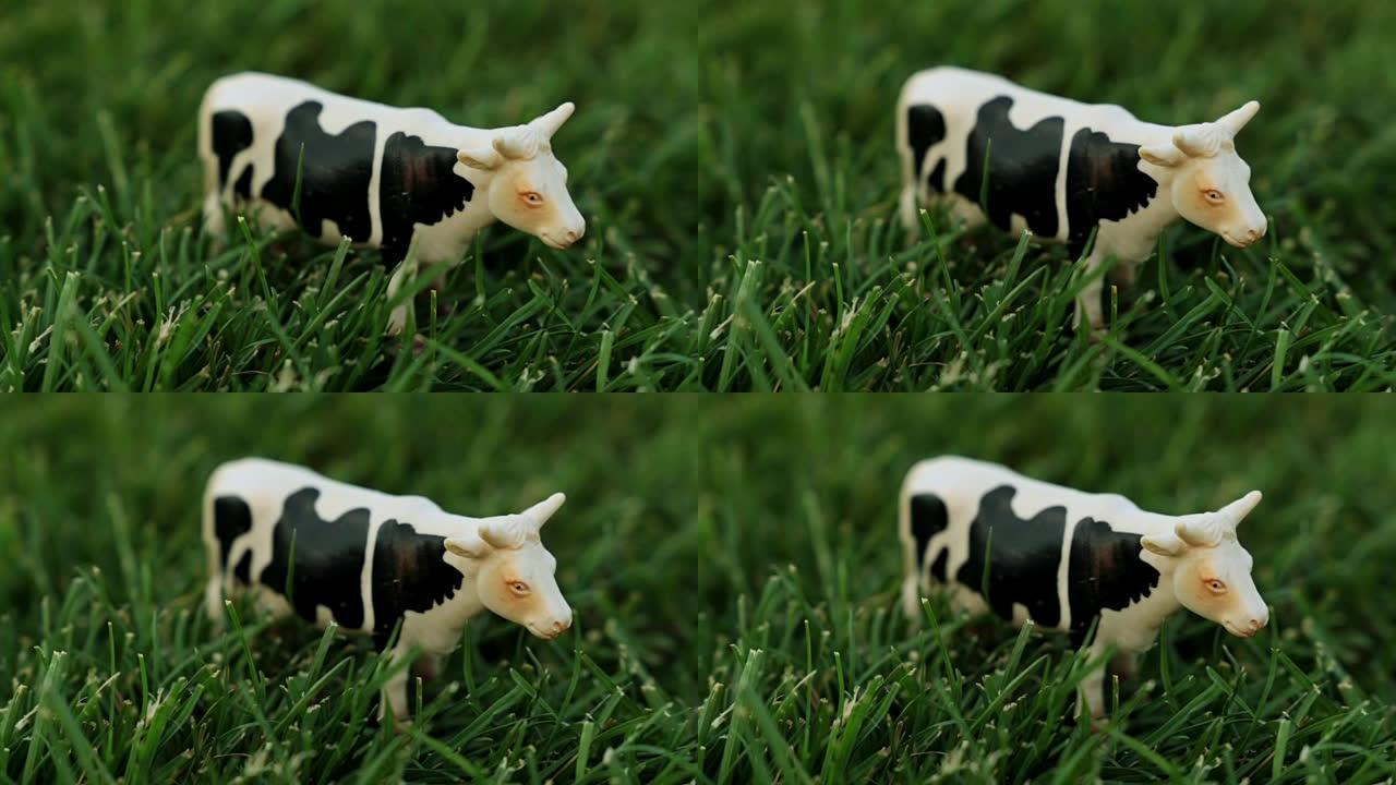 草地上一头母牛的雕像。草坪上的玩具牛。