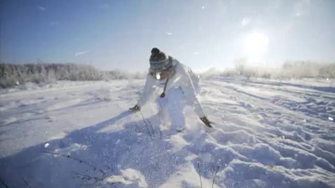情侣在雪地里玩耍
