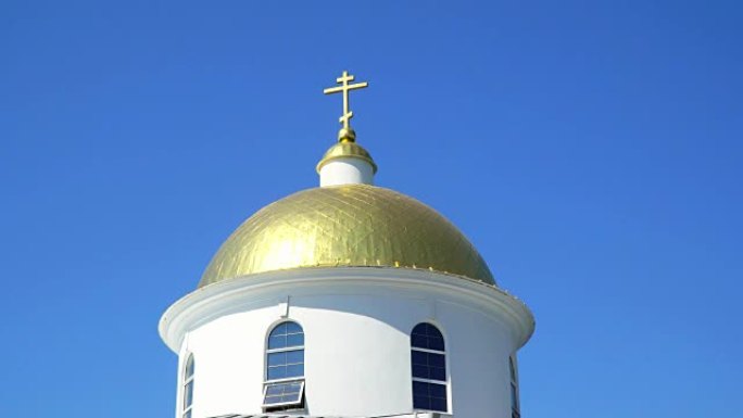 顶着十字架东正教教堂的圆顶
