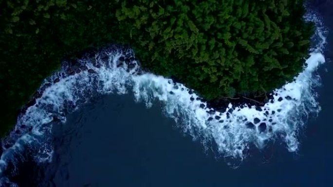 毛伊岛海岸线上的汹涌水破裂