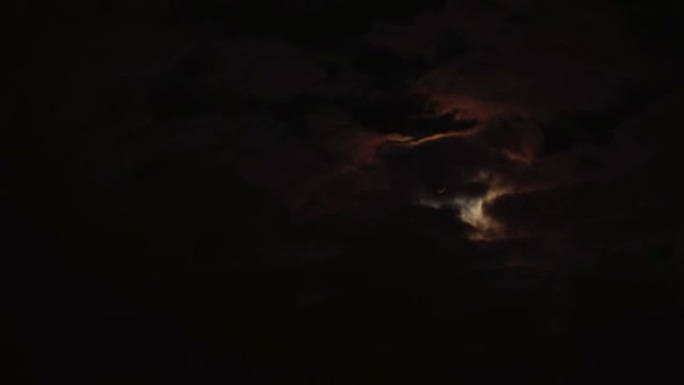 夜空，云彩覆盖满月。高定性的延时。