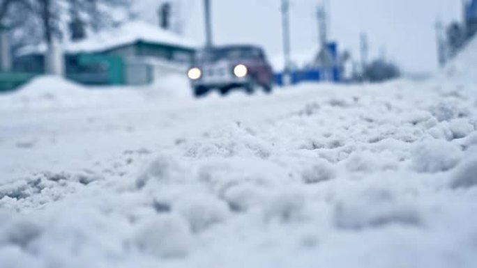 冬天路上大雪。旧车开着灯。冬季户外概念