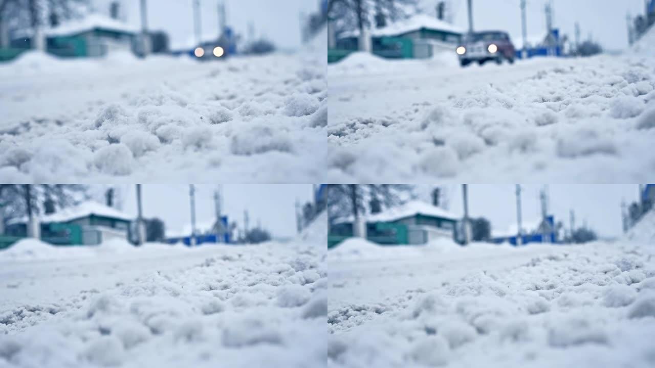 冬天路上大雪。旧车开着灯。冬季户外概念