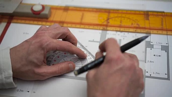 工程师用铅笔和尺子在描图纸上绘制几何形状