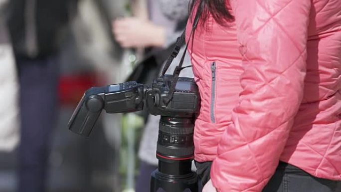 在户外活动中使用相机的专业女性摄影师