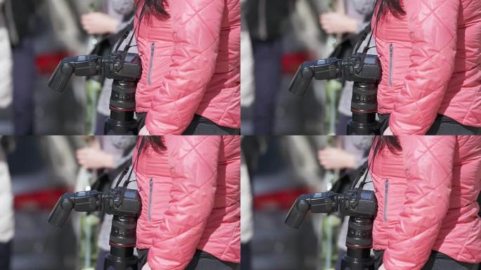 在户外活动中使用相机的专业女性摄影师