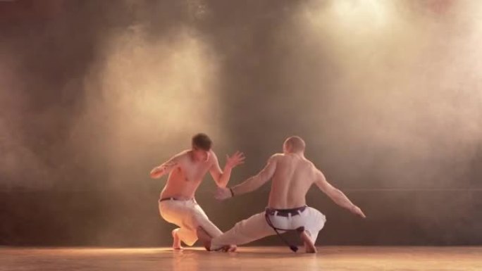 男性capoeira运动员在健身俱乐部进行运动训练。