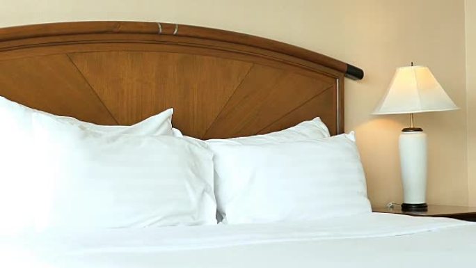 酒店卧室内部床上装饰舒适枕头