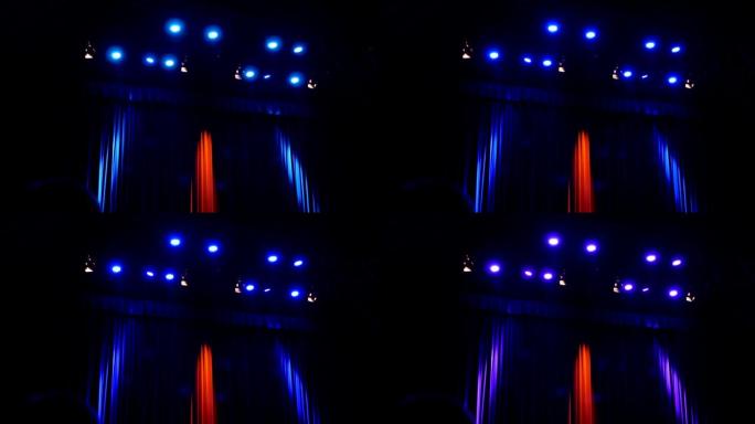 彩灯照亮了舞台。