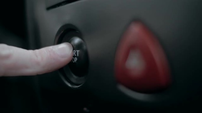 用自动启动按钮打开汽车的点火开关
