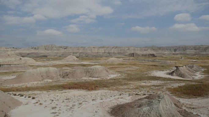 由风和水的沉积和侵蚀形成的荒地景观，包含世界上一些最丰富的化石床，美国南达科他州荒地国家公园