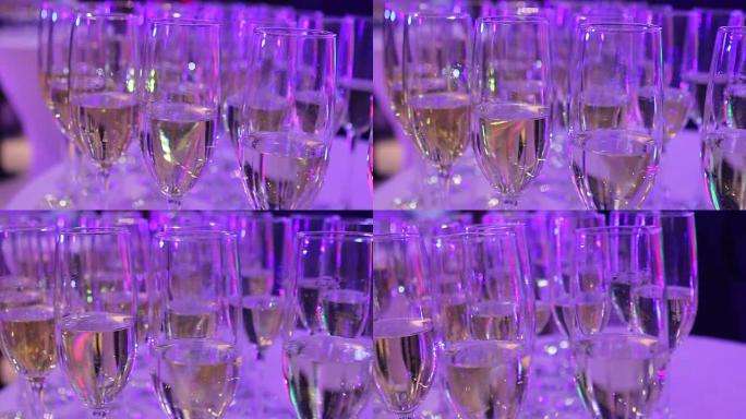 餐厅大厅自助餐桌上的带香槟的玻璃杯，餐厅里的shurshetny餐桌上的玻璃杯和香槟，景深浅