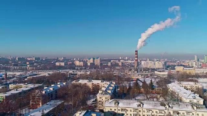 生态不好。位于住宅区中心的火力发电厂，从高高的管道中冒出浓烟，污染了城市的大气。摄像机运动下降的空中