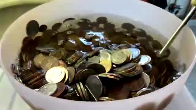 洗钱和用醋清洗硬币