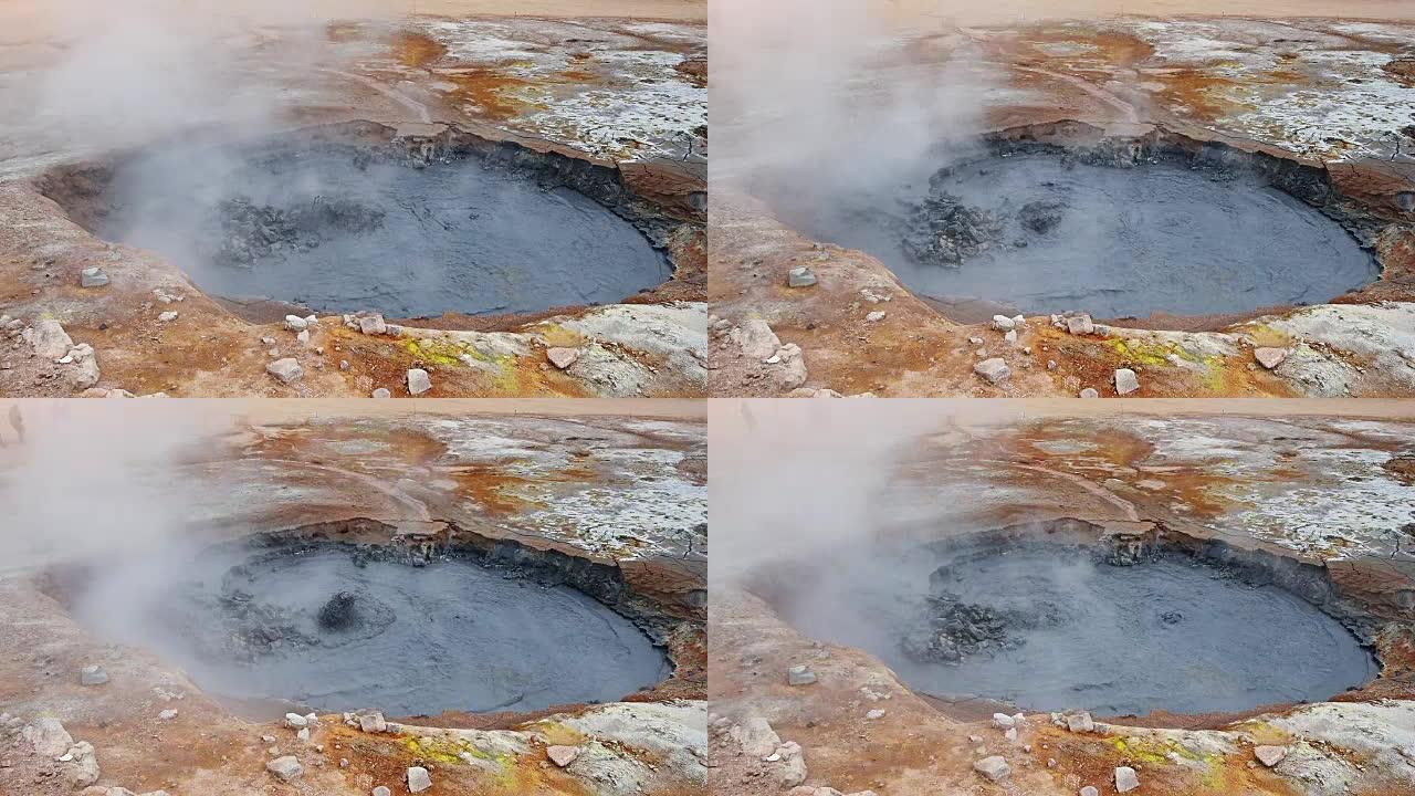 冰岛间歇泉的喷发。红色土壤，就像火星的表面