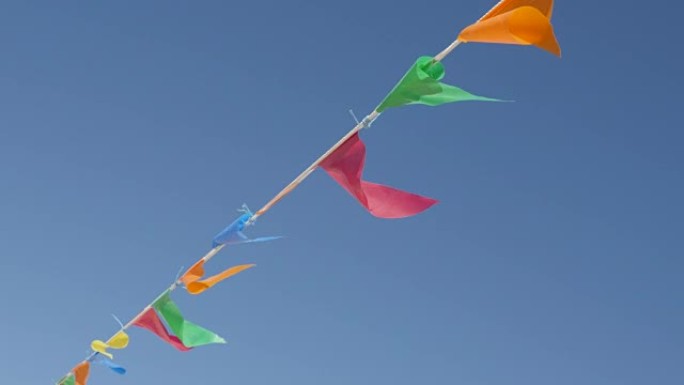 许多旗子在沙滩上随风飘扬装饰特写