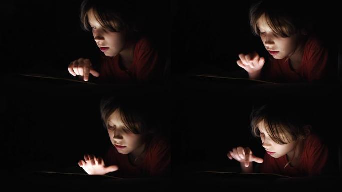 白人女孩躺在床上，在黑暗的灯光下在互联网上玩平板电脑。