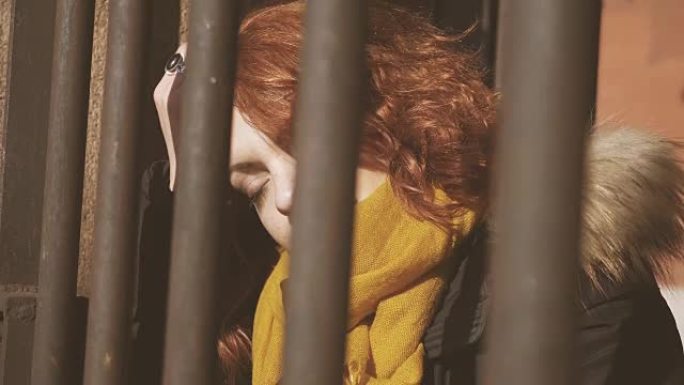 悲伤和沮丧的女人在笼子里-特写