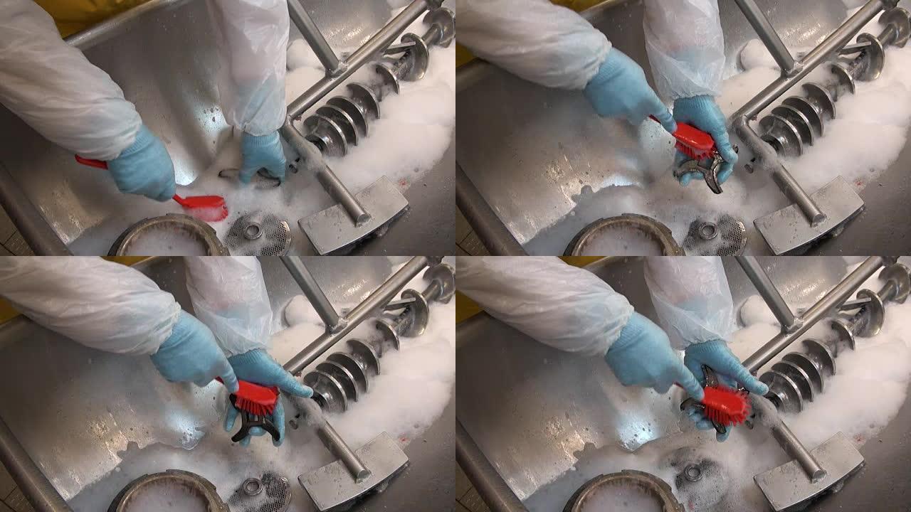 红色泡沫刷清洁洗涤钢工业绞肉机。