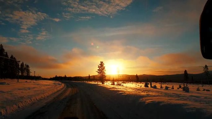 这是在瑞典阿耶普罗格的冬季里，在一条覆盖着轮胎的道路上向一棵树奔跑的镜头