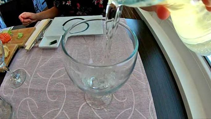 用葡萄酒填充玻璃杯