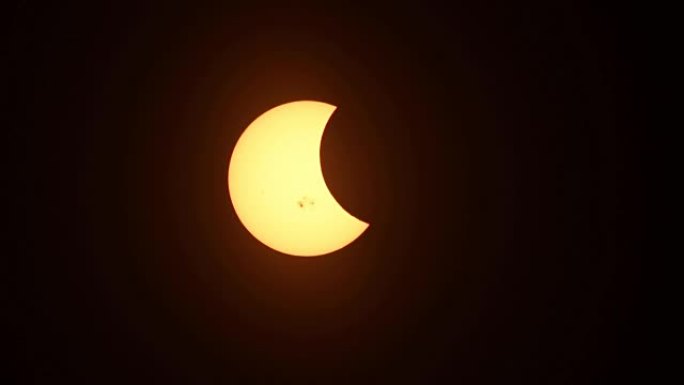 明尼阿波利斯上空的日偏食