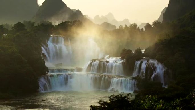 日出鸟瞰越南的班戈瀑布和中国的德天瀑布，位于边境附近，人们可以看到这两个国家的瀑布。