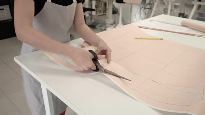 迷人的时装设计师女孩剪出剪刀的图案特写4k。